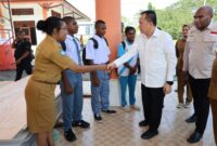 Pj Gubernur Papua Agus Fatoni meninjau fasilitas Sekolah Rakyat di Kabupaten Sarmi. Ia memastikan sarana-prasarana sudah siap digunakan untuk kegiatan belajar-mengajar.
