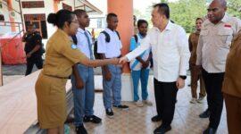 Pj Gubernur Papua Agus Fatoni meninjau fasilitas Sekolah Rakyat di Kabupaten Sarmi. Ia memastikan sarana-prasarana sudah siap digunakan untuk kegiatan belajar-mengajar.