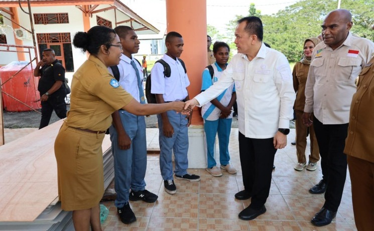 Pj Gubernur Papua Agus Fatoni meninjau fasilitas Sekolah Rakyat di Kabupaten Sarmi. Ia memastikan sarana-prasarana sudah siap digunakan untuk kegiatan belajar-mengajar.
