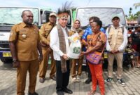 Agus Fatoni secara simbolis meluncurkan penyaluran Cadangan Beras Pemerintah (CBP) untuk Kabupaten Sarmi, Papua. Sebanyak 47,96 ton beras akan dibagikan kepada 2.996 warga di 10 distrik sebagai bagian dari program bantuan pangan Juni–Juli 2025