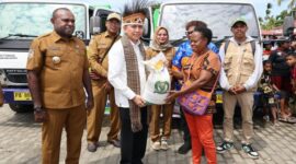Agus Fatoni secara simbolis meluncurkan penyaluran Cadangan Beras Pemerintah (CBP) untuk Kabupaten Sarmi, Papua. Sebanyak 47,96 ton beras akan dibagikan kepada 2.996 warga di 10 distrik sebagai bagian dari program bantuan pangan Juni–Juli 2025