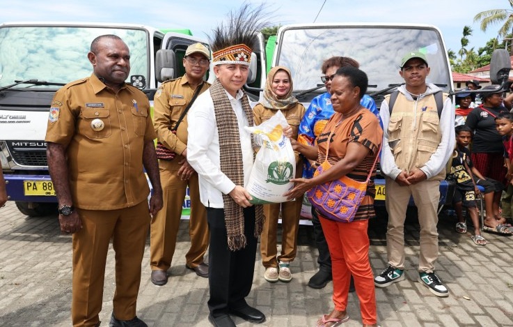 Agus Fatoni secara simbolis meluncurkan penyaluran Cadangan Beras Pemerintah (CBP) untuk Kabupaten Sarmi, Papua. Sebanyak 47,96 ton beras akan dibagikan kepada 2.996 warga di 10 distrik sebagai bagian dari program bantuan pangan Juni–Juli 2025