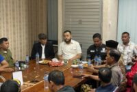 Wali Kota Padang Fadly Amran, saat menghadiri mediasi antara warga dan Jemaat GKSI Anugrah Padang