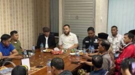 Wali Kota Padang Fadly Amran, saat menghadiri mediasi antara warga dan Jemaat GKSI Anugrah Padang