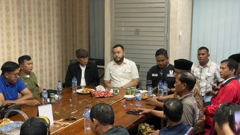Wali Kota Padang Fadly Amran, saat menghadiri mediasi antara warga dan Jemaat GKSI Anugrah Padang