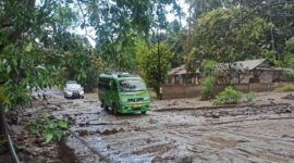 Banjir lahar dingin yang menutup akses jalan trans Flores Nusa Tenggara Timur