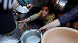 Seorang anak Palestina antre untuk menerima makanan selama bulan suci Ramadan, saat konflik antara Israel dan Hamas berlanjut, di Rafah, di selatan Jalur Gaza 13 Maret 2024. REUTERS/Mohammed Salem