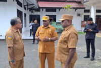 Bupati Sarmi, Dominggus Catue saat berdialog dengan Sekda dan asisten I usai upacara apel bersama di sarmi 