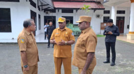 Bupati Sarmi, Dominggus Catue saat berdialog dengan Sekda dan asisten I usai upacara apel bersama di sarmi 