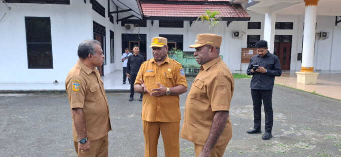 Bupati Sarmi, Dominggus Catue saat berdialog dengan Sekda dan asisten I usai upacara apel bersama di sarmi 