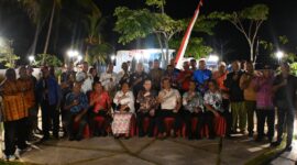 Foto bersama Pj. Gubernur Papua dengan para Ondoafi dan Tokoh Adat se-Papua (12/08)