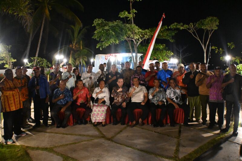 Foto bersama Pj. Gubernur Papua dengan para Ondoafi dan Tokoh Adat se-Papua (12/08)