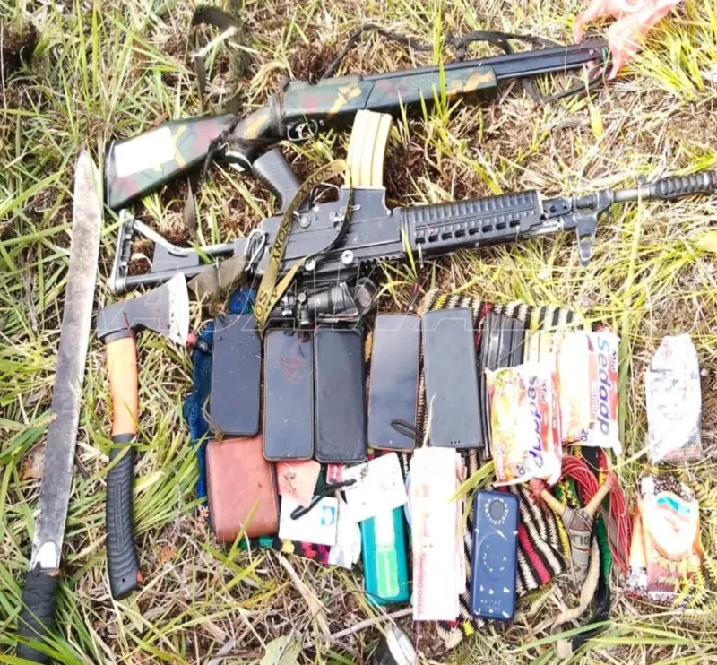 Barang bukti senjata api dan senjata tajam dan lainnya yang diamankan aparat TNI, Kamis (31/7/2025)