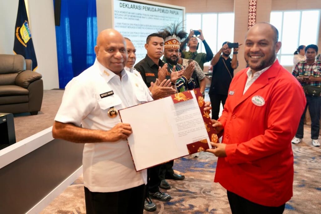 Gubernur Papua Komjen Pol (Purn) Mathius D. Fakhiri bersama Ketua BMP Kota Jayapura Bobby J.E. Awi