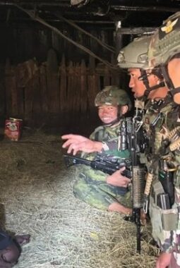 Awal Tahun Penuh Kasih: Satgas Yonif 408/Sbh Masuk Honai, Rajut Persaudaraan di Lanny Jaya